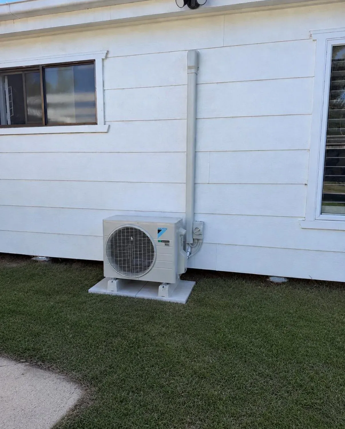 Daikin split system outdoor unit installed on a weatherboard home in Echuca